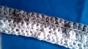 Простой коврик крючком из старых вещей.