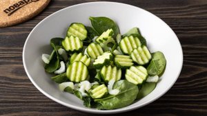 Салат с вялеными томатами и маринованным перцем