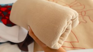 Купила дешёвый плед. Добавила немного разноцветных деталей и превратила простую вещь в сказочную