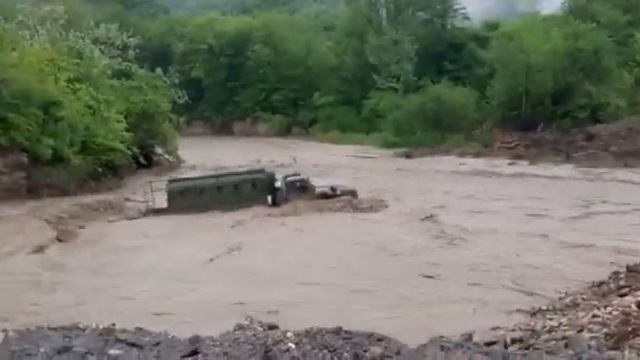 Неудачное форсирование реки на бронированном Урале смотреть онлайн