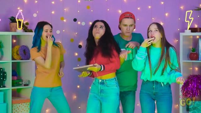 КАК ПРОНЕСТИ ЕДУ НА ВЕЧЕРИНКУ || Хитрые способы пронести вкусности на школьную дискотеку от 123 GO! смотреть онлайн