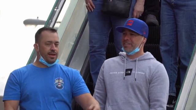 Эскалатор пранк | Погладить незнакомца по руке смотреть онлайн