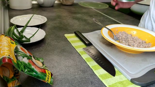 Обалденный салат из печени трески . Салат из печени трески. Печень трески салат рецепт смотреть онлайн