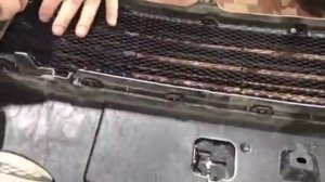 Toyota Corolla защитная сетка радиатора. Устанавливаем в верхнее и нижнее отделение бампера