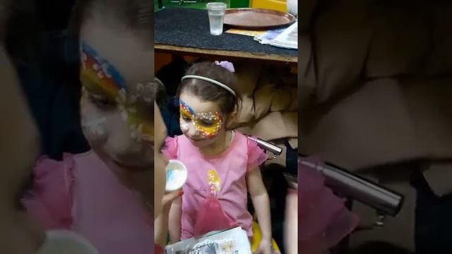 Краски аквагрим радужная пони рисуем Кристинке смотреть онлайн