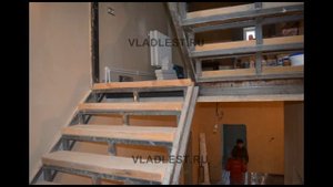 Лестница из бука П образная на металлическом каркасе