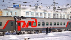 СКОРЫЙ ПОЕЗД № 62 ,СООБЩЕНИЕМ МОСКВА - ВЛАДИВОСТОК ,ПРИБЫВАЕТ НА СТАНЦИЮ КИРОВ.