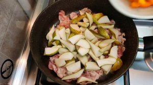 Изысканный салат с беконом, грушей и кедровыми орешками