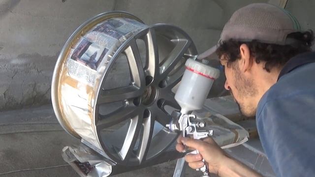 Красим диски в серебристый металлик с двух сторон за один раз.