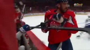 ОВЕЧКИН-КРУШИТЕЛЬ в деле — ОВИ ВЫКИНУЛ соперника ЗА БОРТ (18.12.2022)