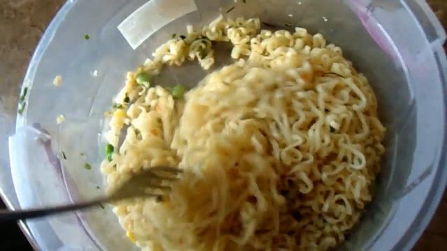 Жареный ролтон с яйцом и сыром