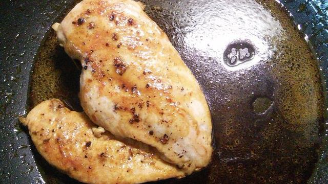 Яичный салат с куриной грудкой, авокадо и шампиньонами