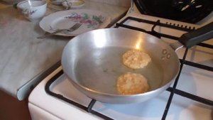 Оладьи с яблоками и цельнозерновой  мукой на кефире.