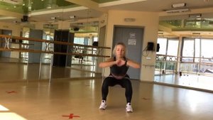 Приседания с резинкой с махом в сторону