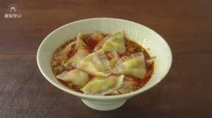 Легкий китайский суп с пельменями и овощами