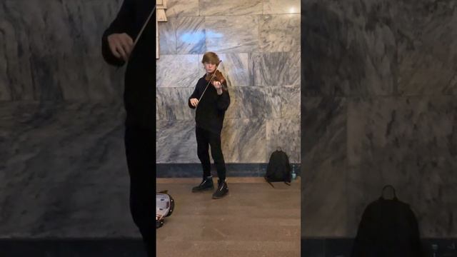 Ефим - скрипка в московском метро. Донаты +7 (921) 910-64-73 (Валерия Михайловна С - флейтистка)