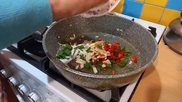 Подсмотрела у соседки рецепт крутого завтрака! Теперь всегда так готовлю! смотреть онлайн