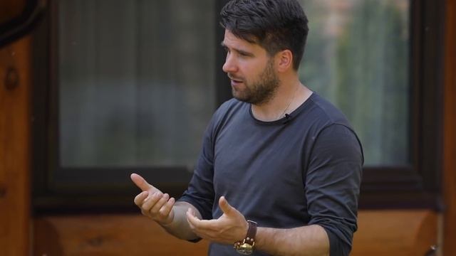 Сказочный деревянный дом без усадки. Витражи и резьба по дереву. (6+)