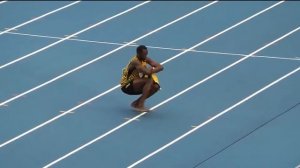 Усейн Болт танцует вприсядку