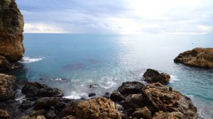 Каменистый берег и волны. Звуки успокаивающего моря.