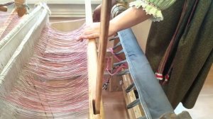 4 этап заправки ткацкого станка. Вдевание основы в бердо. Прикрепление основы к пришве