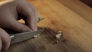 Восточный салат (классика) / помидоры, колбаса, сыр, чеснок