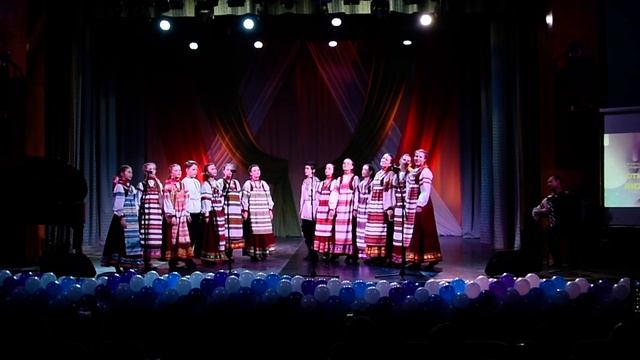 Хороводная русская народная песня "Белолица-круглолица" и плясовая "Ой, маменька, Пашку люблю"