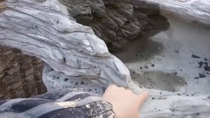 Фонтанчик и водоём на даче из арт бетона декоративная скала. и брёвна из бетона с корой.