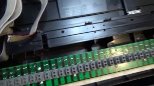 Синтезатор Yamaha PSR-EW300 Нет звука при нажатии на клавишу. Как разобрать и почистить.