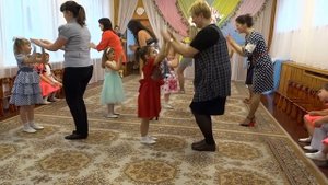 Танец дочек с мамами