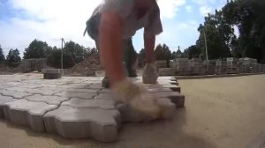 Укладка отмостки из тротуарной плитки