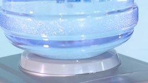 Установка бутыли на кулер