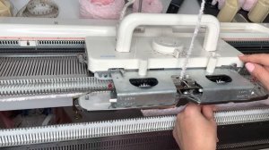 Вяжу плюшевый топ __ Машинное вязание