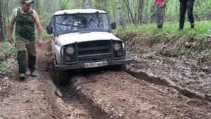 наша экспедиция на УАЗах в лесной местности