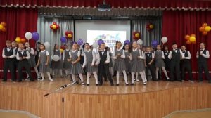 Песню "Мир похож на цветной луг" исполняют учащиеся 3 "Г" класса