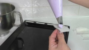 Торт для мамы Как украсить торт на День рождения Кремовые торты Цветы из безе
