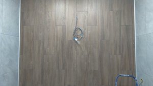 Показываю результат затирки плитки под дерево черной затиркой
