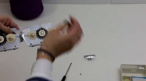 BROTHER KH588.  Как установить челнок для платинга. How to attach Plating Yarn Feeder.