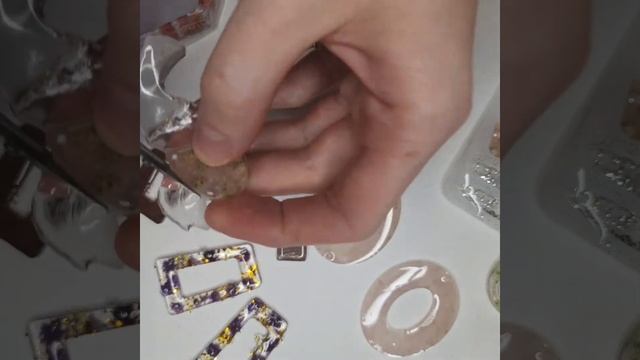Эпоксидная смола вытекла из формы