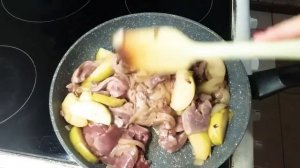 Рецепт Печени с Яблоками, очень вкусно и быстро.