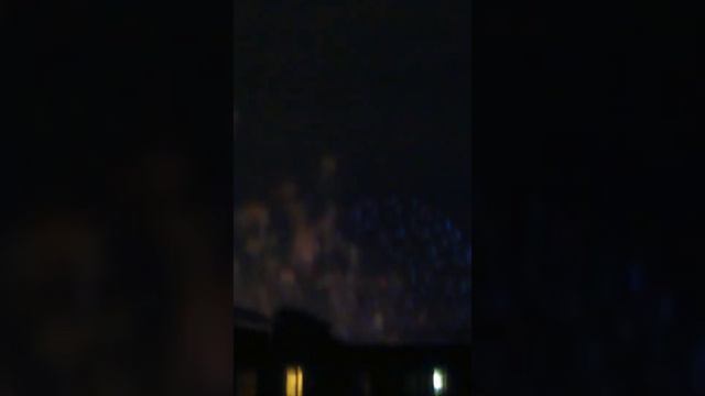 НЛО зелёного цвета наблюдает за салютом в день города Екб .(с 7-и минуты) смотреть онлайн