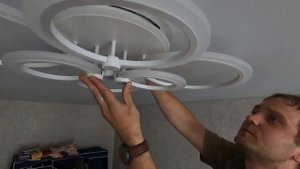 Как красиво установить люстру на натяжной потолок