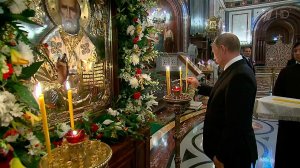 Владимир Путин в Храме Христа Спасителя приложился к мощам Николая Чудотворца