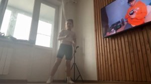 Делаю мостик и колесо. Только учусь и вам показываю. Растяжку и шпагат делаю