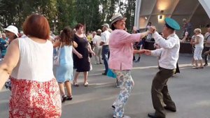 ЗА ТВОЮ КРАСИВУЮ УЛЫБКУ!??/ТАНЦЫ В ПАРКЕ ГОРЬКОГО ХАРЬКОВ АВГУСТ 2021