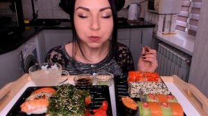 АСМР ИТИНГ СУШИ РОЛЛЫ ? ЛОСОСЬ ? ЗВУКИ ЕДЫ И РТА ? МУКБАНГ | ASMR SUSHI ROLLS | MUKBANG