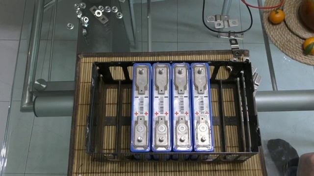 Предбалансировка и тест ячеек перед сборкой батареи для солнечной электростанции.
