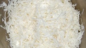 Салат из свежей капусты с огурцом, болгарским перцем и уксусом