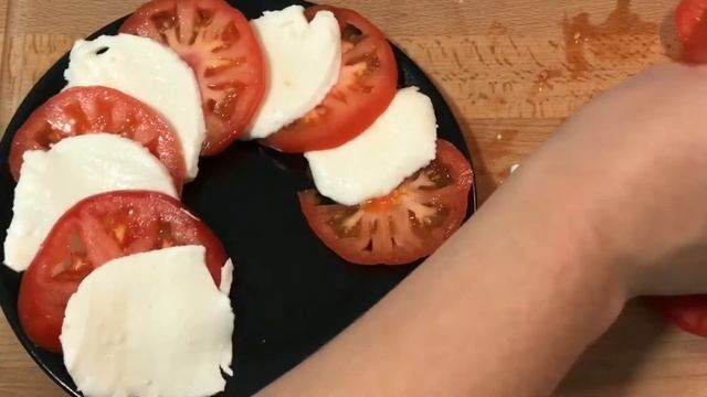 САЛАТ С МОЦАРЕЛЛОЙ И ПОМИДОРАМИ! Легко, быстро и вкусно!