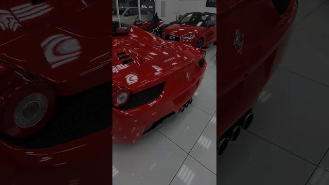 Ferrari. Автосалон Дубай.